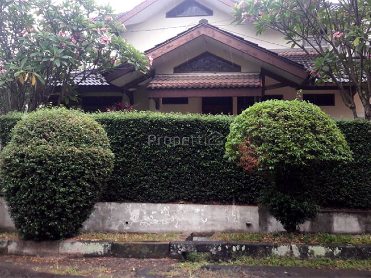 Rumah Hook 2 Lantai dengan Taman Depan & Belakang di Lebak Bulus, DKI Jakarta