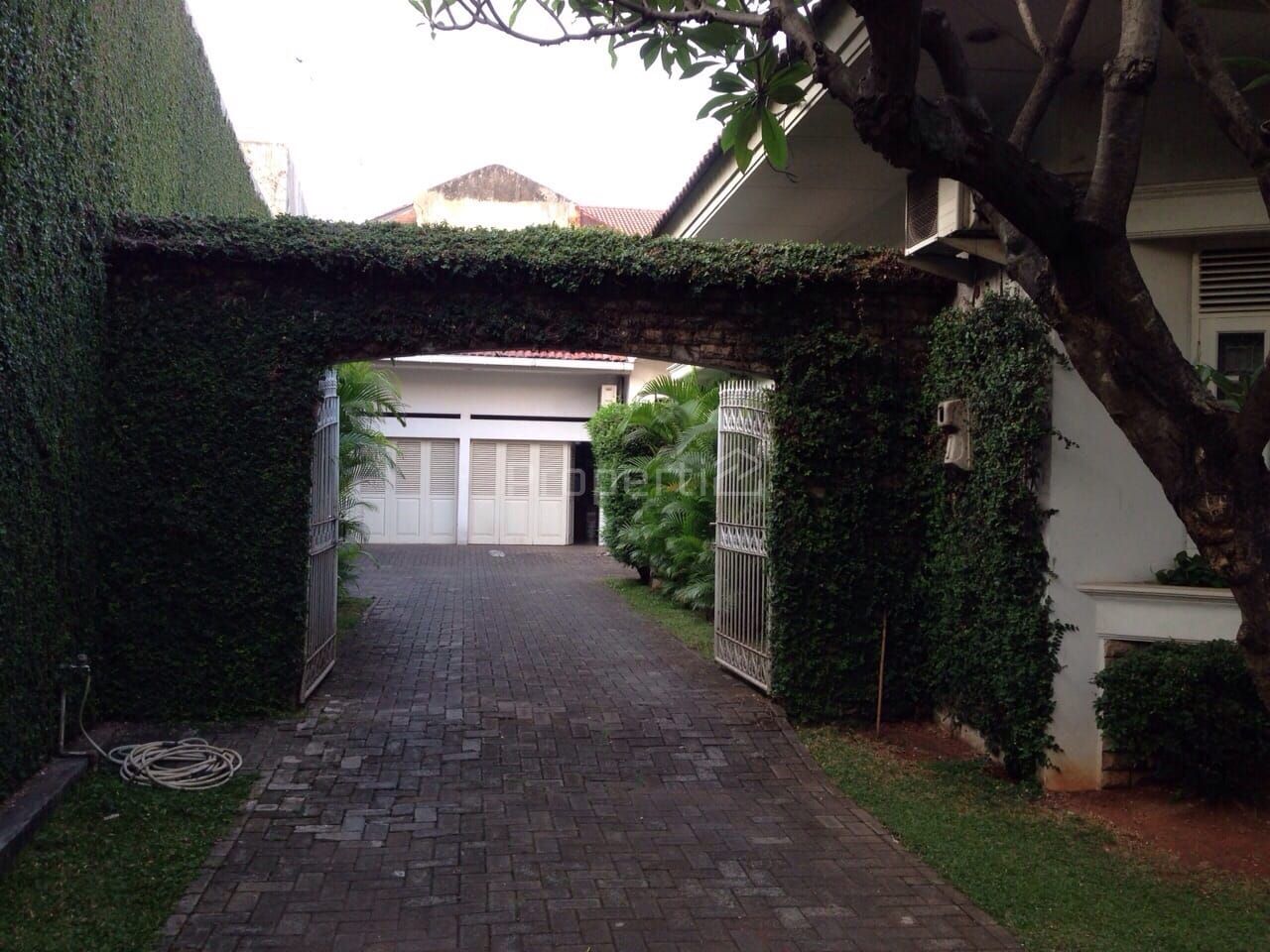 Rumah Rindang dan Asri dengan Halaman Luas di Kedoya Selatan, Jakarta Barat