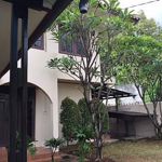 Rumah dengan Taman Luas di Bintaro Jaya Sektor 2